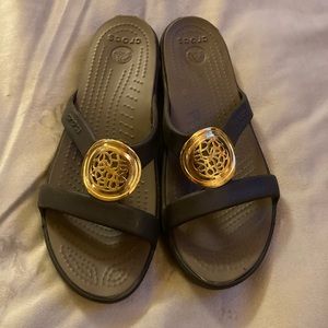 Crocs brown Sanrah sandals size 7